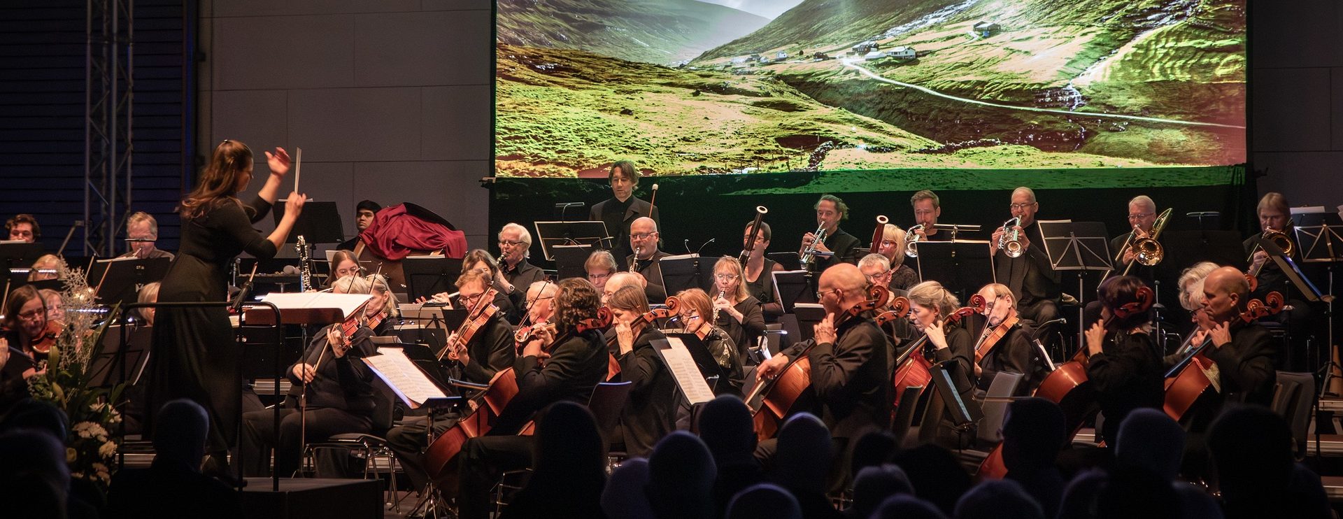 Rhein-Ruhr Philharmonie begeistert mit nordischer Klangreise in ausverkaufter Gebläsehalle
